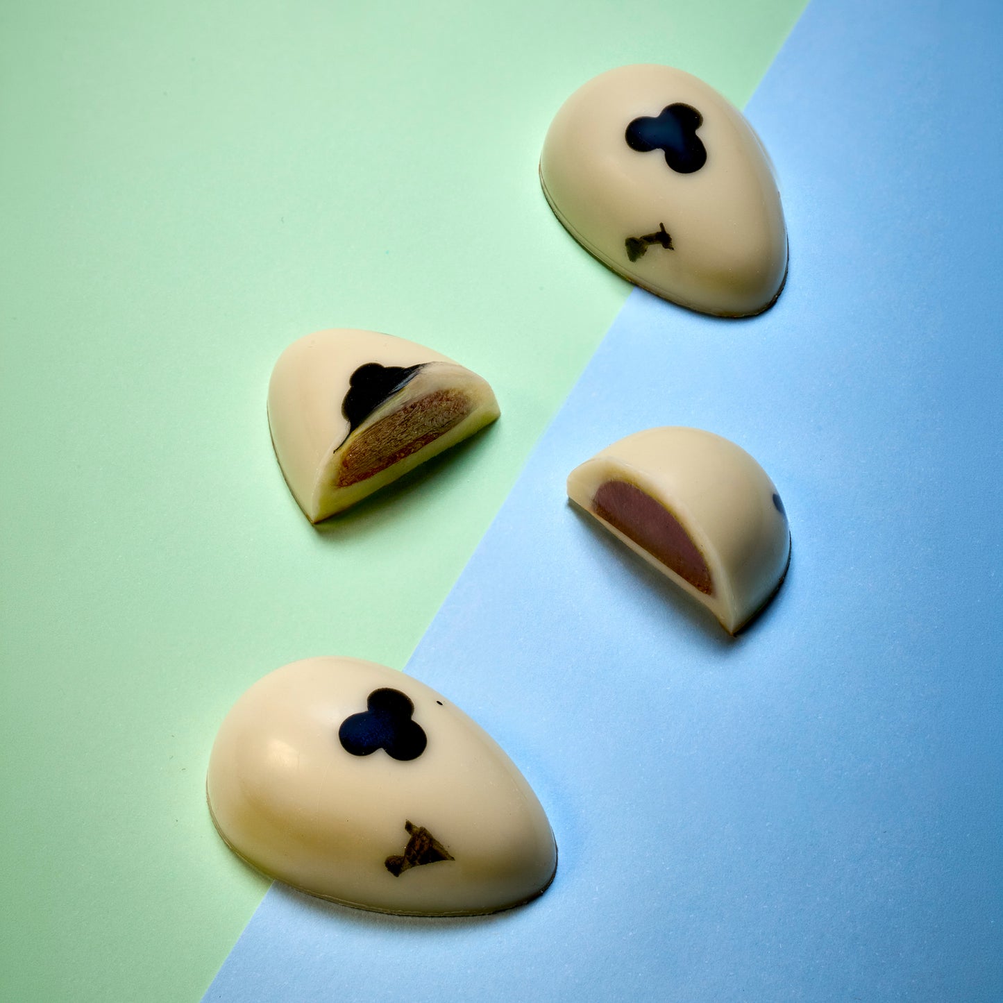 Bombom chocolate branco com caramelo de laranja